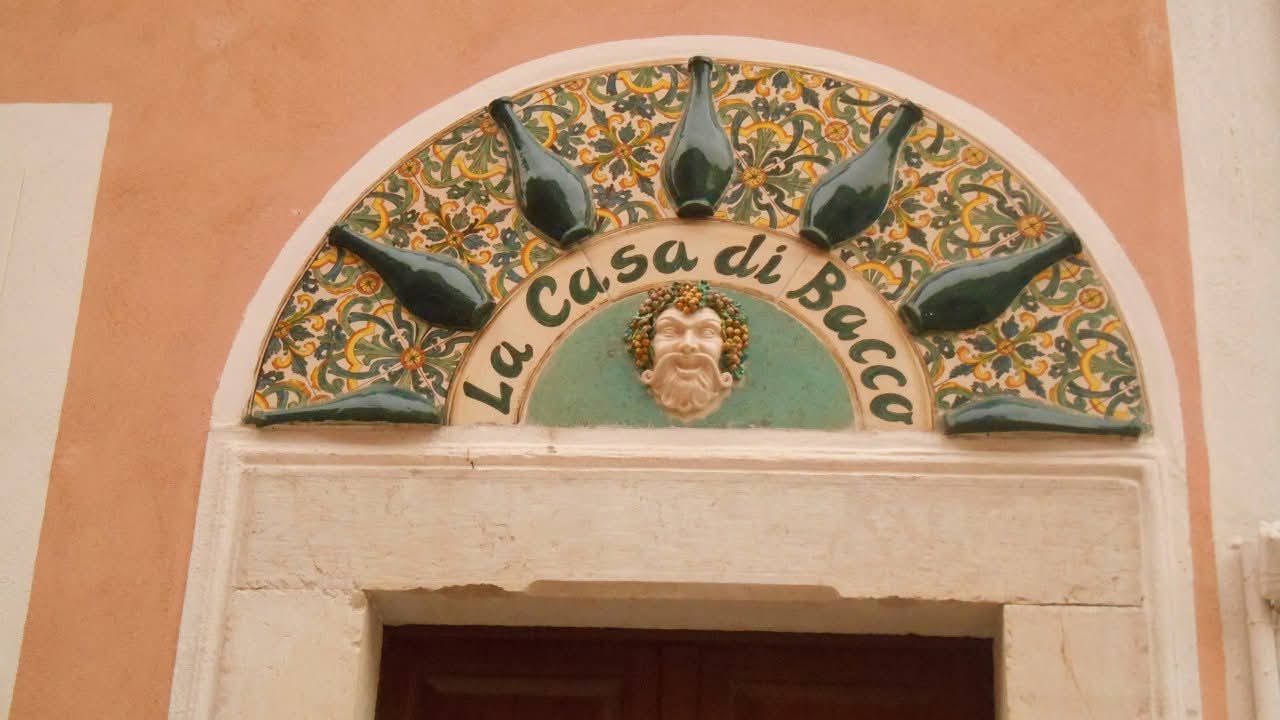 Portale in ceramica de La Casa di Bacco